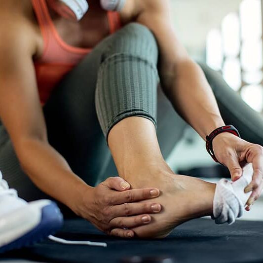 closeup-athletic-woman-injured-her-foot-workout-gym (1) closeup-athletic-woman-injured-her-foot-workout-gym (1)